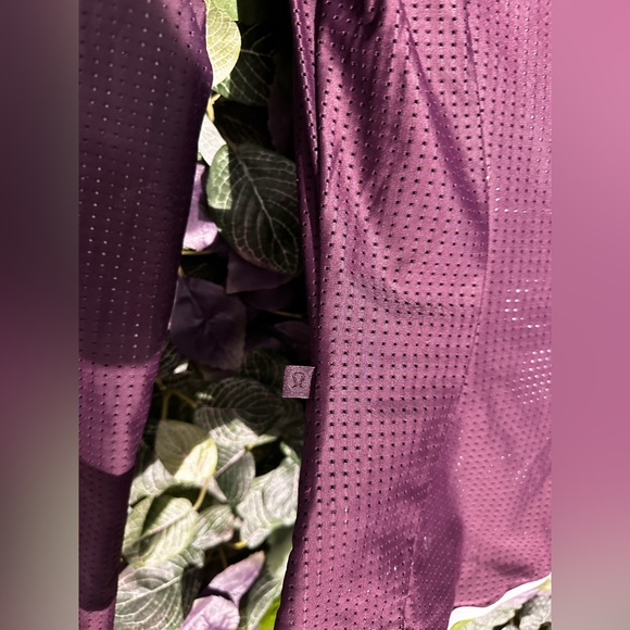 Lululemon Find Your Bliss Jacket in Mulberry / White - EXCELLENT condition - Picture 5 of 6